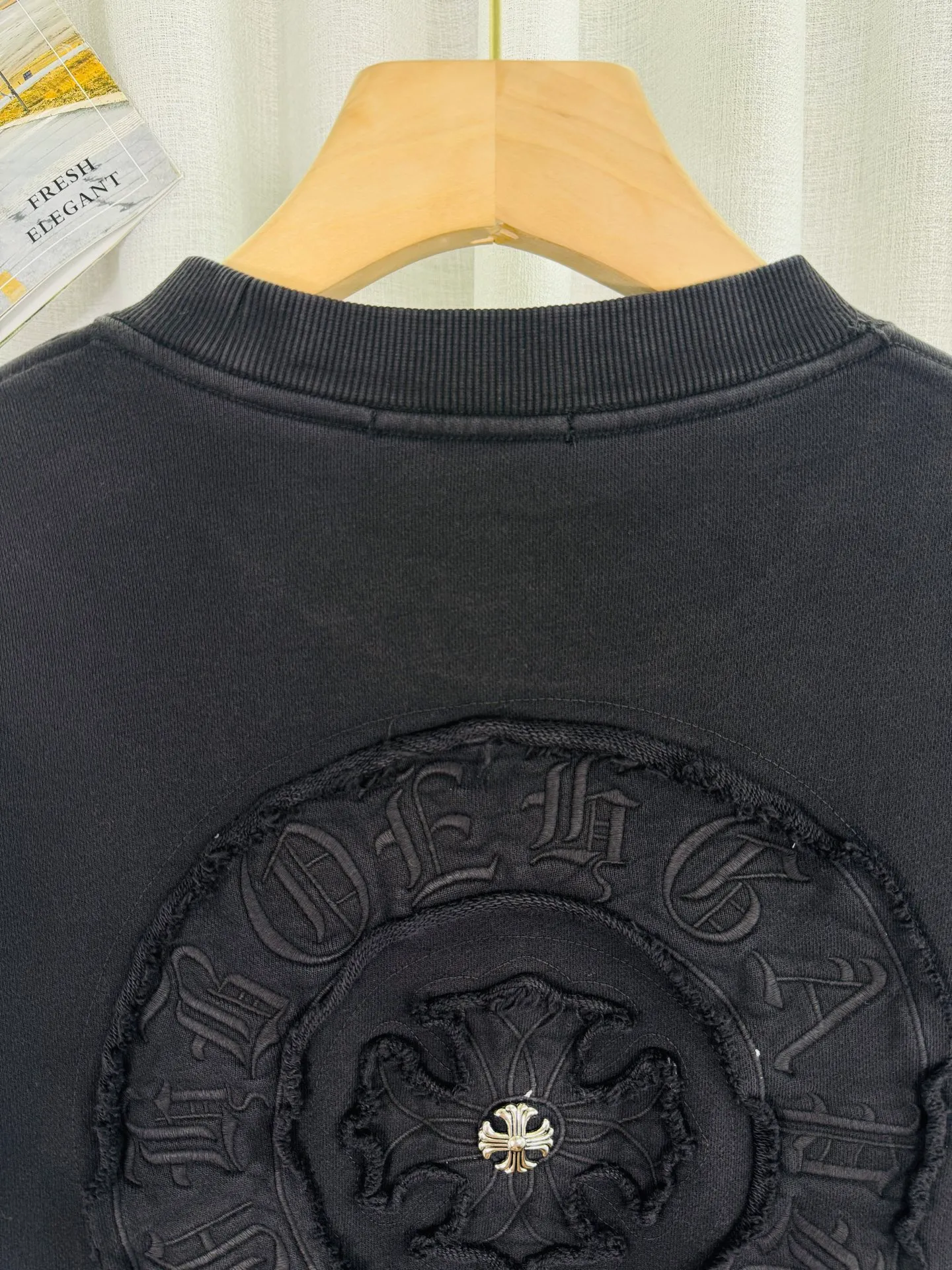 P280 top version, real shot without P, ​​different from market currency) 𝗖𝗵𝗿𝗼𝗺𝗲 𝗛𝗲𝗮𝗿𝘁𝘀/Cro Heart 2025 washed patch embroidery autumn and winter new original single counter American laser burnt 3D three-dimensional color embroidery couple casual sweatshirt 👑The highest version! Customized fabric 430g tripe terry fabric! American acid-washed and distressed original fabric laser burnt ✟appliqué embroidery and exquisite embroidery of letters! The best-selling model in the counter, very comfortable to wear. Accessories: original molded and authenticated collar label➕100% silk wash label. Genuine purchase-grade original hangtag➕matching hanging rope➕3D hanging beads➕original packaging bag. Craftsmanship: The original version has consistent wiring! The highest version of the armhole matching technique! Color: Pink Black Green Size: S M L XL Style Number: 25-377